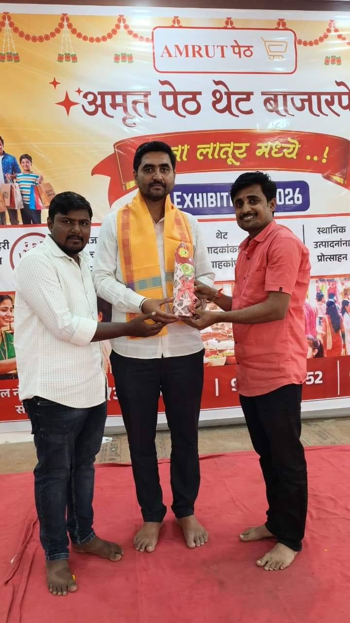 अमृतपेठ थेट बाजारपेठेला लक्ष्मी अर्बन बँकेचे शाखाधिकारी सिद्धेश्वर पवार यांची भेट; उद्योजकांना कर्जविषयक मार्गदर्शन