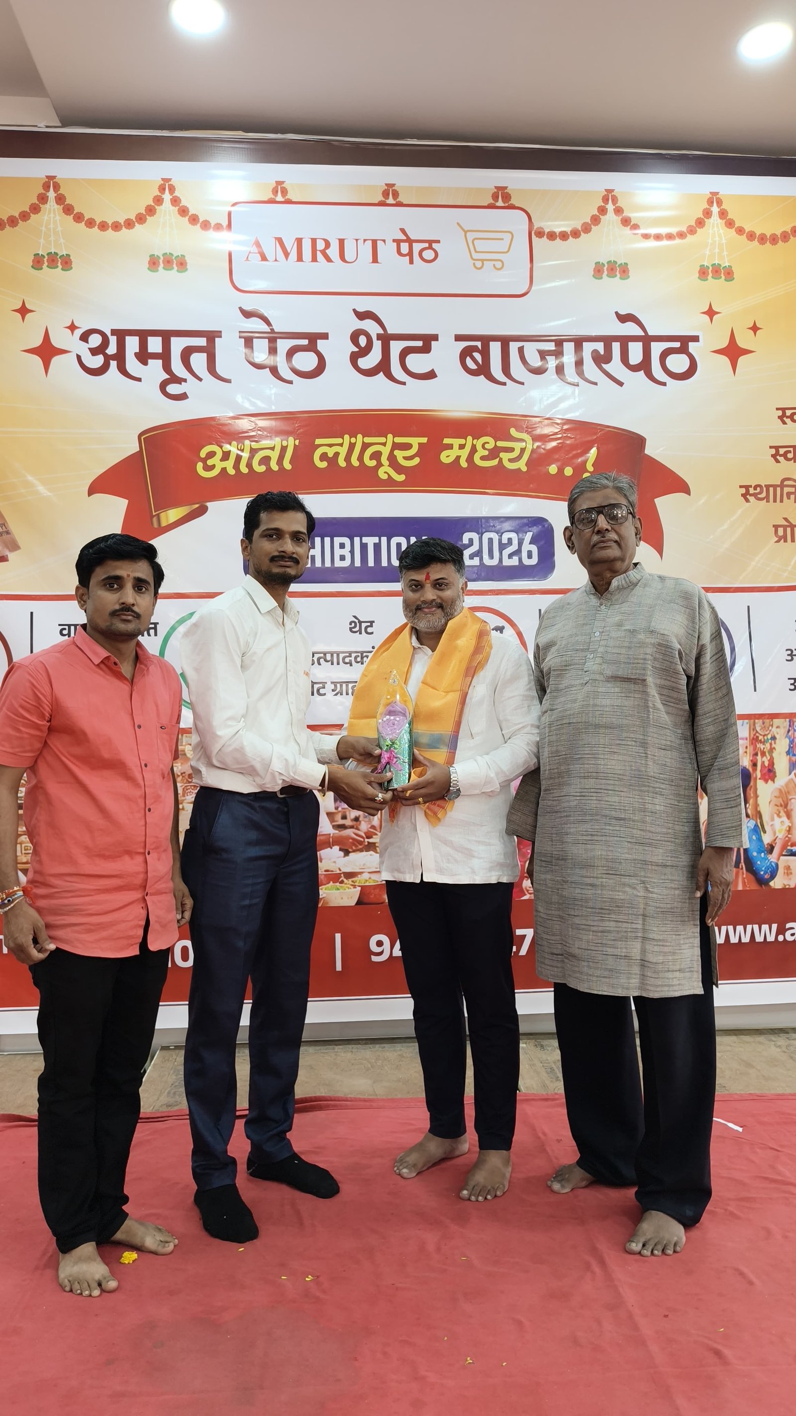 अमृतपेठ थेट बाजारपेठेला सामाजिक कार्यकर्ते वल्लभ वावरे यांची भेट; स्थानिक उद्योजकांशी साधला संवाद