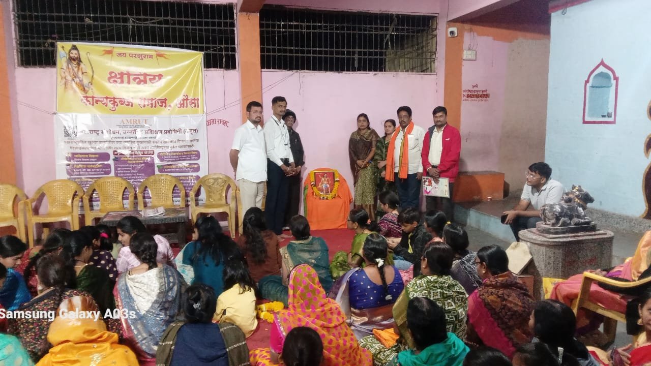 'बेरोजगारांना स्वतःच्या पायावर उभे राहण्यास आधार देणारी संस्था म्हणजे अमृत' अतिरिक्त फोटो