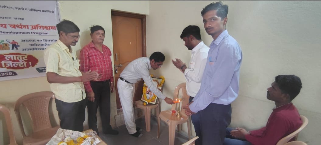 अहमदपूरमध्ये अमृत उद्योग कौशल्यवर्धन कार्यक्रमाचा प्रारंभ अतिरिक्त फोटो