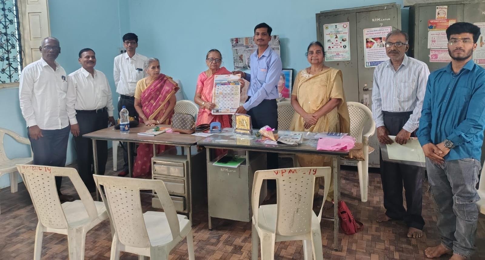 लातूरमध्ये नारी प्रबोधन मंचातर्फे आयोजित बैठकीत अमृत संस्थेच्या योजनांचा जागर अतिरिक्त फोटो