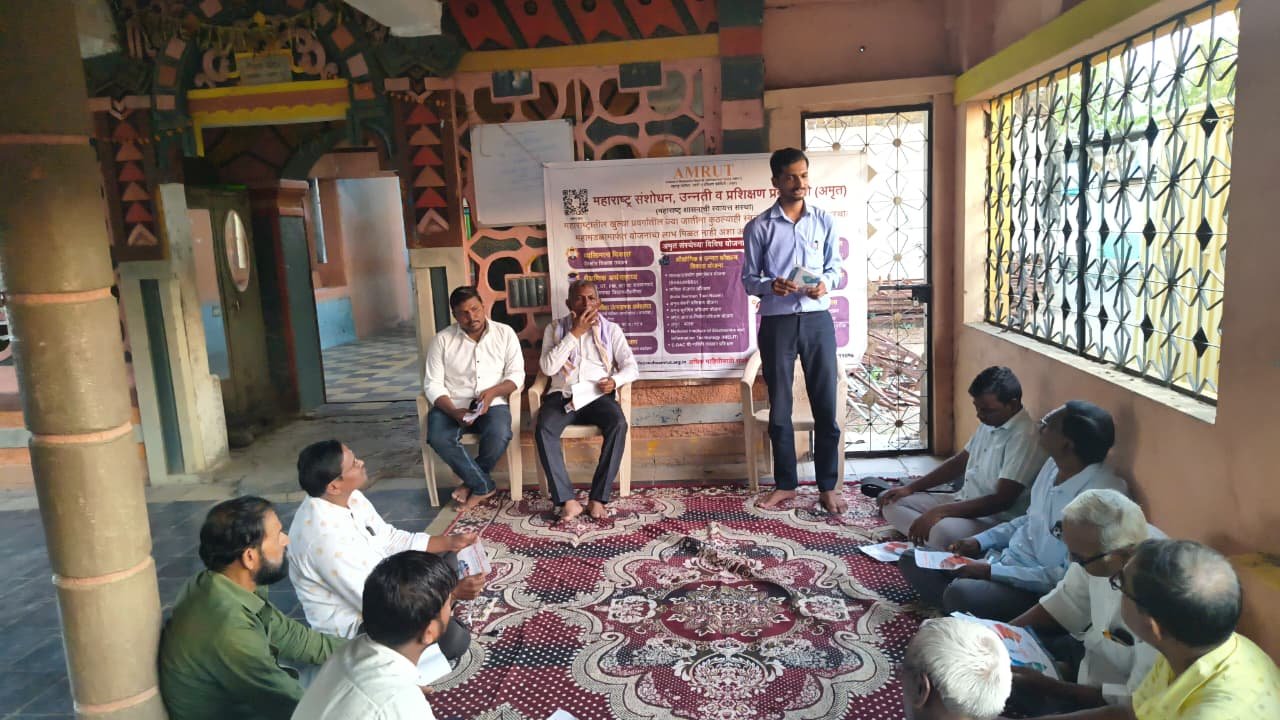 अमृत संस्थेच्या योजनांचा जळकोटमध्ये जागर अतिरिक्त फोटो