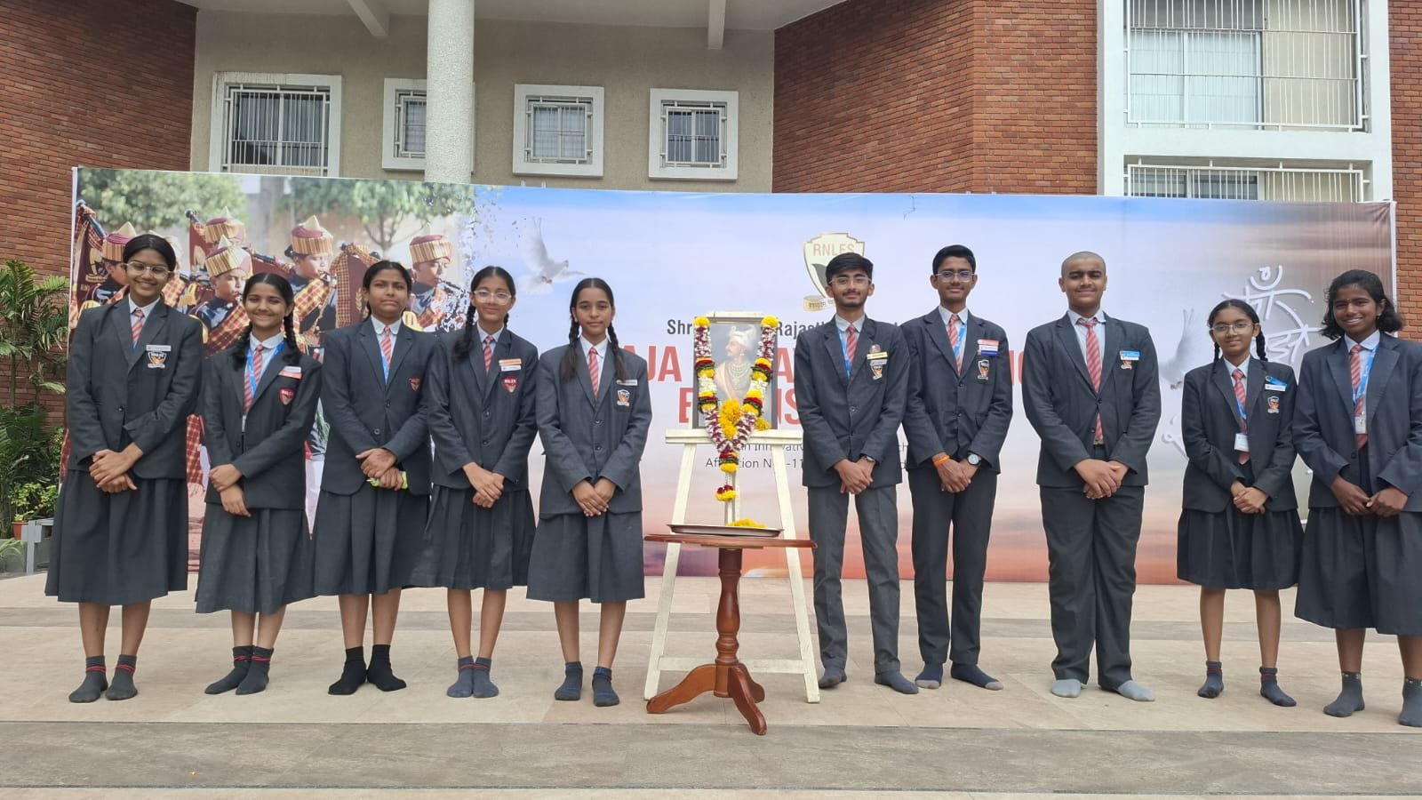 लातूर येथील राजा नारायणलाल लाहोटी इंग्लिश स्कूलमध्ये बाजीराव पेशवे जयंती उत्साहात साजरी  अतिरिक्त फोटो