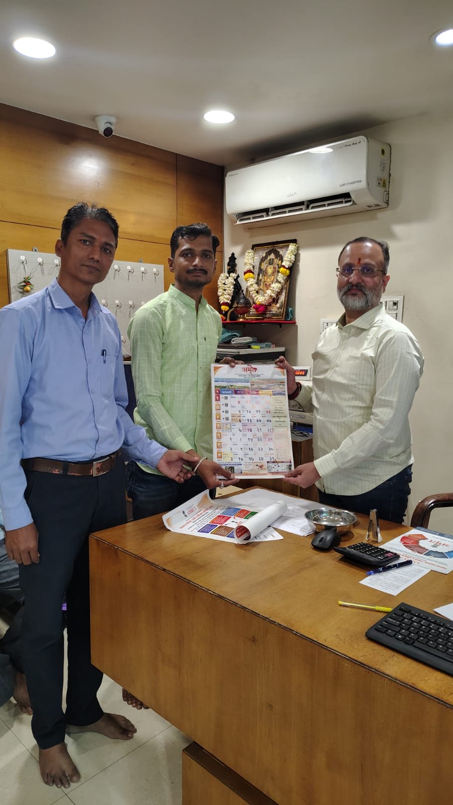 लातूर येथील प्रसिद्ध उद्योजक सौरभ ताथोडे यांना अमृत पेठ व विविध योजनांची माहिती अतिरिक्त फोटो
