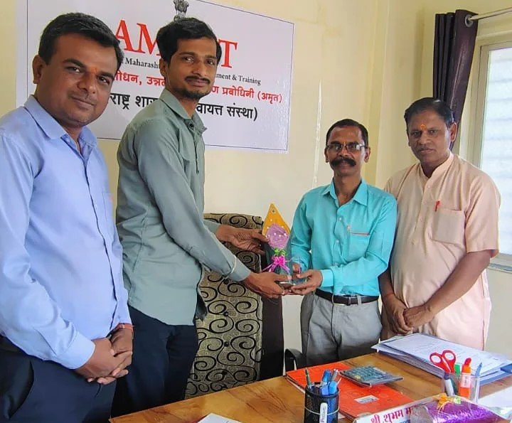 अमृत संस्थेच्या लातूर कार्यालयात स्वातंत्र्यवीर सावरकरांना अभिवादन अतिरिक्त फोटो