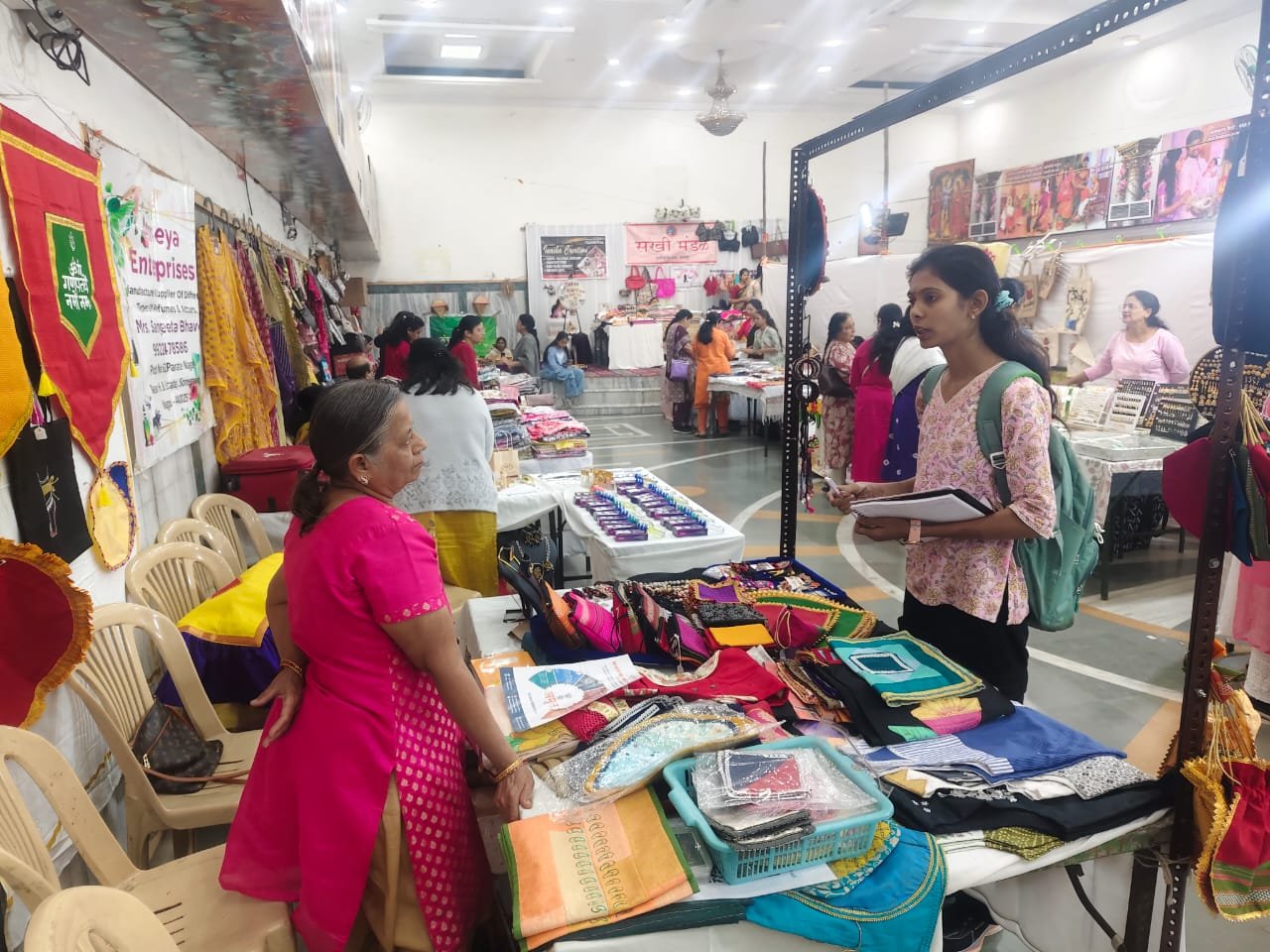 सखी मंडळाच्या प्रदर्शनामुळे उद्योजिकांना मिळाली उत्पादनांचे सादरीकरण व विक्रीची संधी अतिरिक्त फोटो