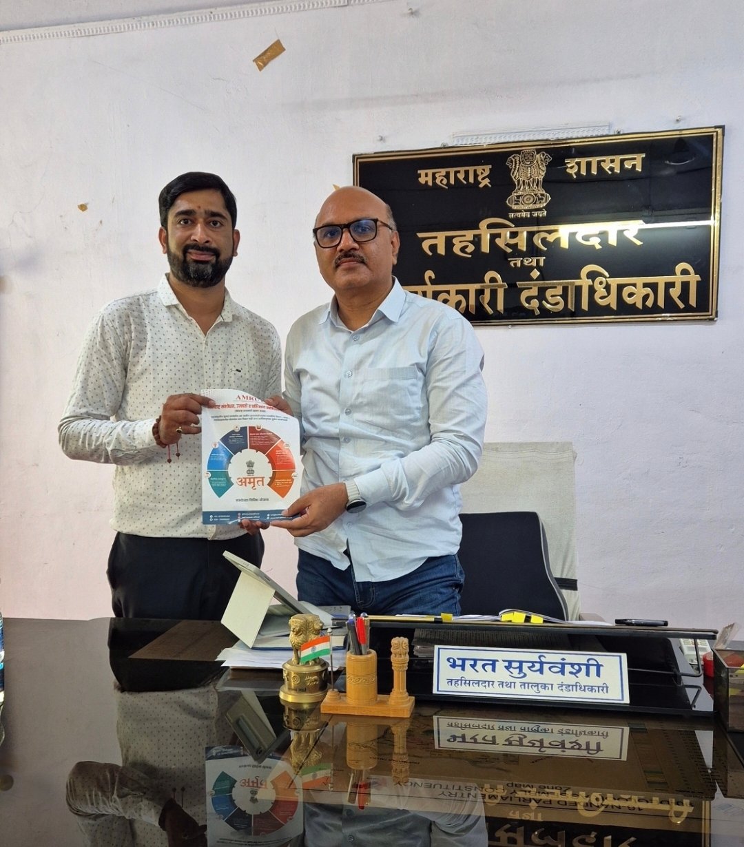 देगलूर तहसील कार्यालयाचा गतिमान प्रशासनाचा वस्तुपाठ!प्रशासकीय तत्परता! अमृतच्या प्रशिक्षणार्थींना अवघ्या १ ते २ दिवसांत मिळणार प्रमाणपत्रे; मा. तहसीलदार भरत सूर्यवंशी यांचा कौतुकास्पद पुढाकार