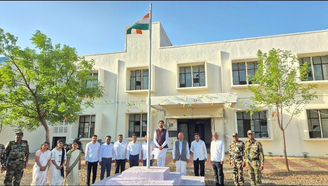 नायगावच्या औद्योगिक प्रशिक्षण संस्थेत महाराष्ट्र दिन साजरा अतिरिक्त फोटो