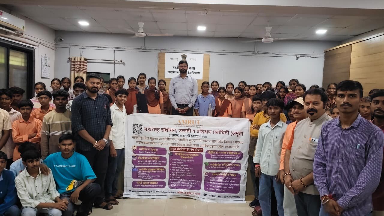 अक्कलकुवा येथील दुर्गमभागातील विद्यार्थ्यांना मिळाले शासकीय कार्यालयाची माहिती