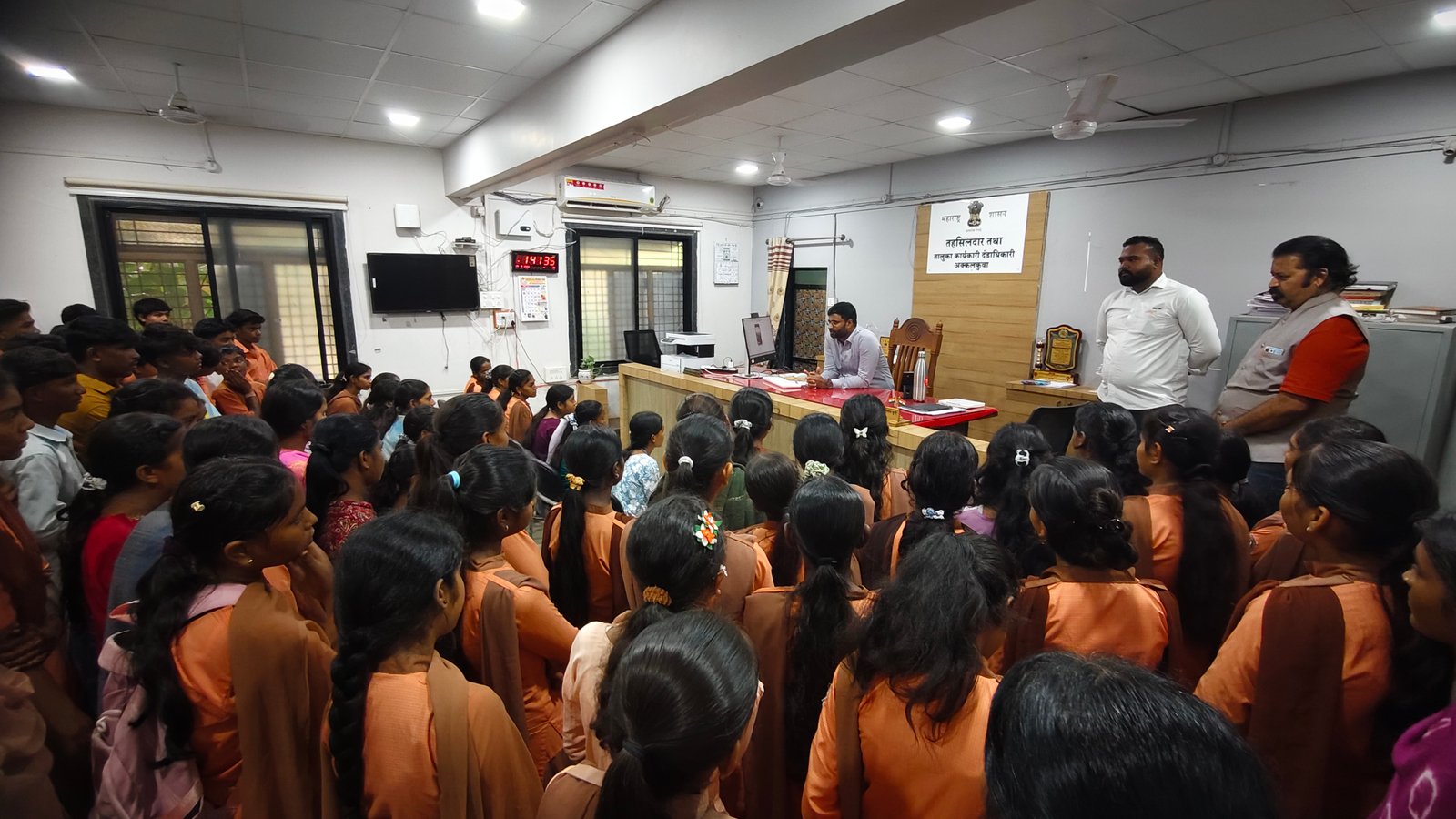 अक्कलकुवा येथील दुर्गमभागातील विद्यार्थ्यांना मिळाले शासकीय कार्यालयाची माहिती अतिरिक्त फोटो