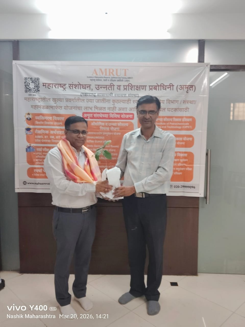 हेमंत देशपांडे यांनी केले अमृत संस्थेच्या कार्याचे कौतुक