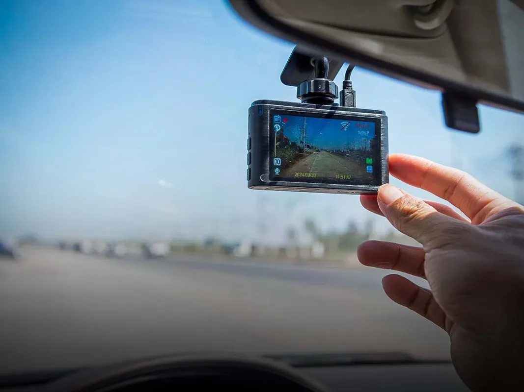 कारमध्ये dashcam हवाच !- तो खर्च वाढवत नाही तर वाचवतो !