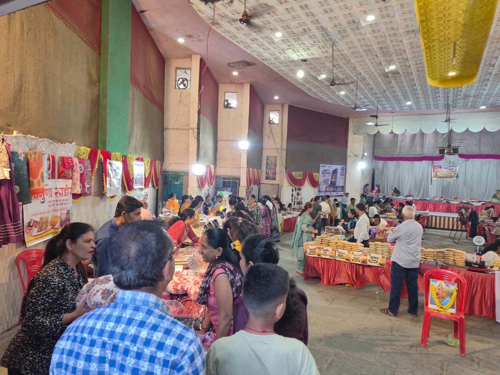 अमृतपेठ थेट बाजारपेठेला मालेगावकरांचा उत्स्फूर्त प्रतिसाद. अतिरिक्त फोटो