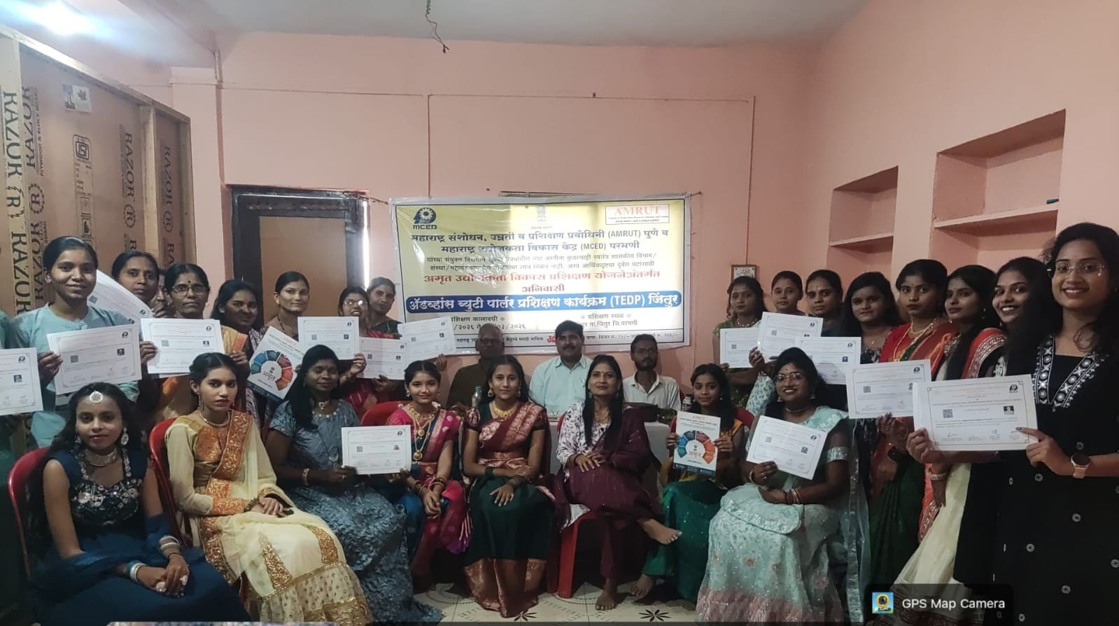 जिंतूरमध्ये १९ जणींनी घेतला 'अमृत'च्या ब्युटी पार्लर प्रशिक्षणाचा लाभ