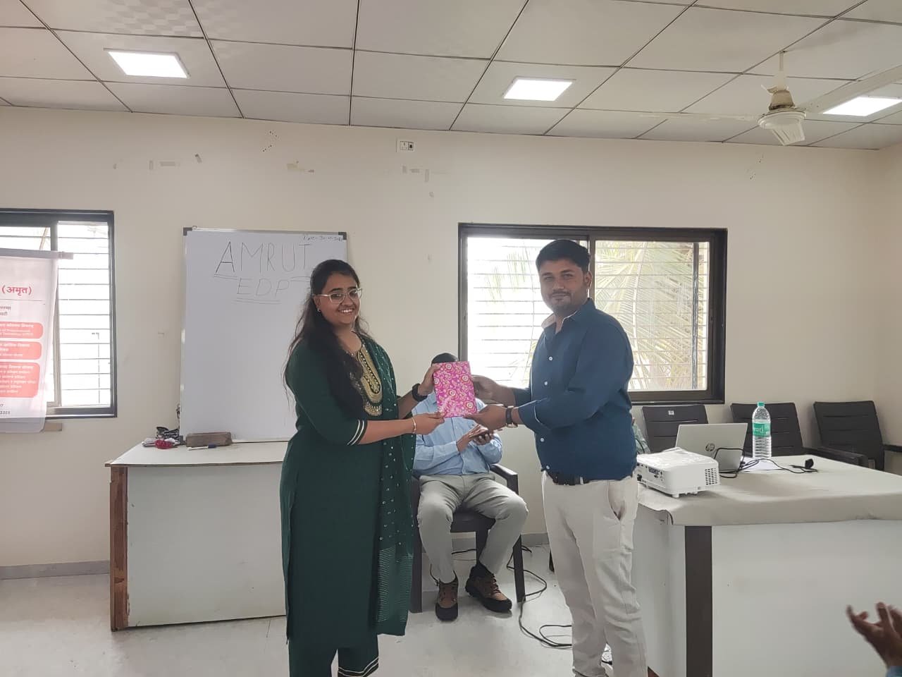 परभणीत अमृत उद्योग कौशल्यवर्धन प्रशिक्षण कार्यक्रमाचा प्रारंभ अतिरिक्त फोटो