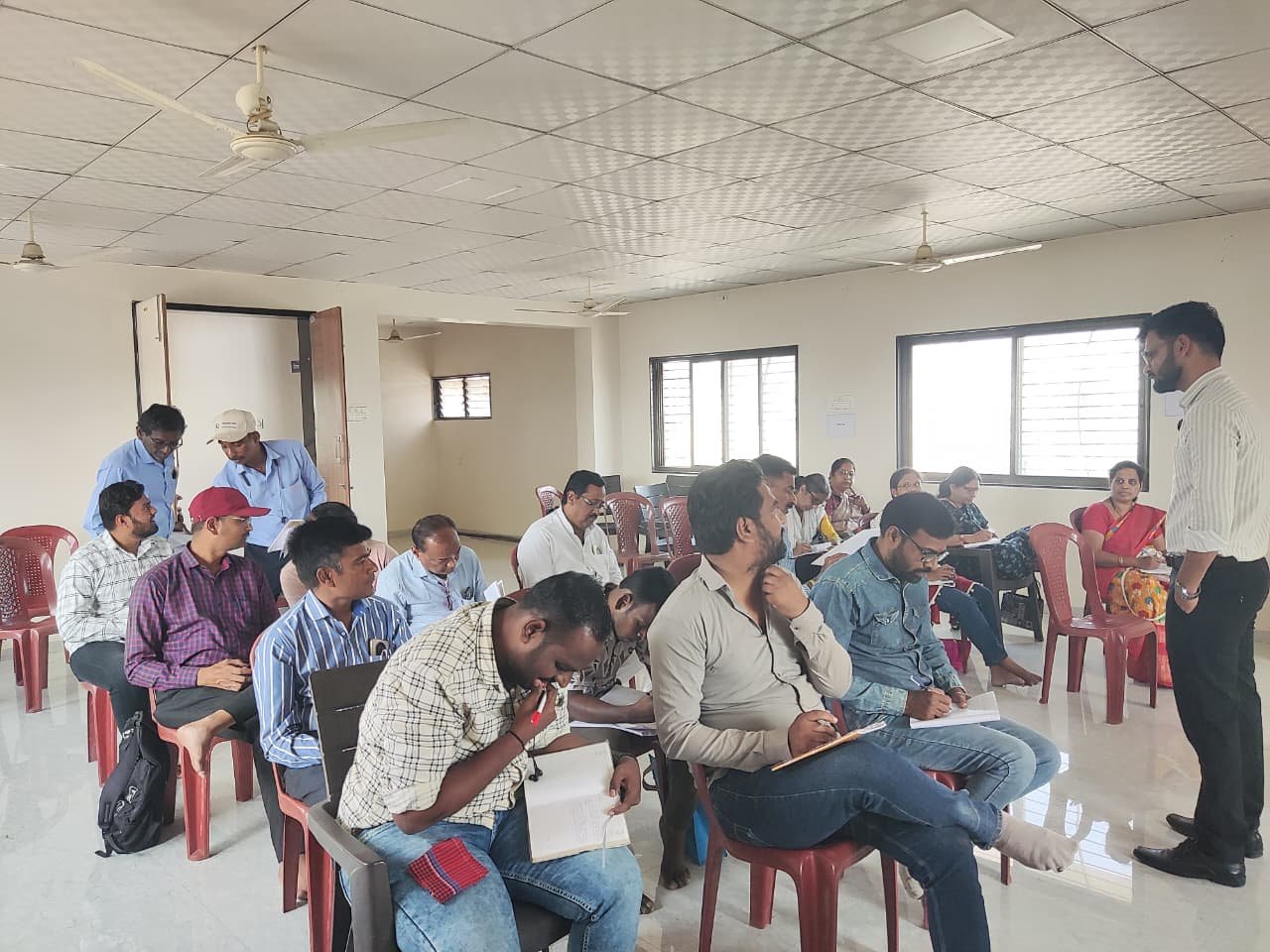 प्रशिक्षणार्थ्यांनी जाणून घेतले उद्योगवाढीसाठी प्रभावी जाहिरातीचे महत्त्व अतिरिक्त फोटो