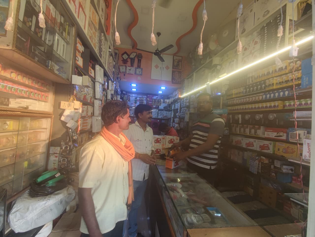 गंगाखेड येथील  तरुण व्यावसायिक सचिन कोटलवार यांना व्यवसाय वाढीसाठी अमृत संस्थेची साथ अतिरिक्त फोटो