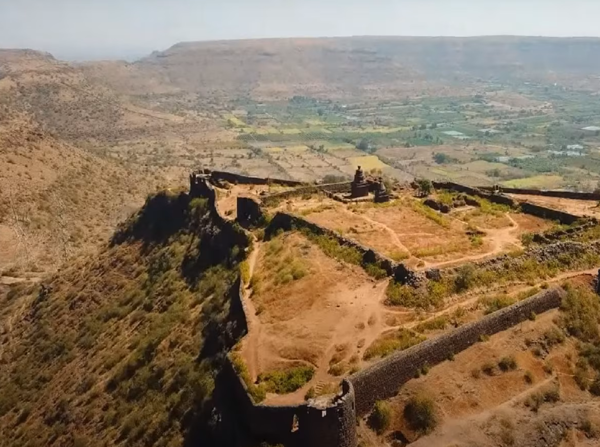 दिवेघाटावर नजर ठेवणारा पुण्याचा अनोखा गड! मल्हारगडाची रंजक कहाणी