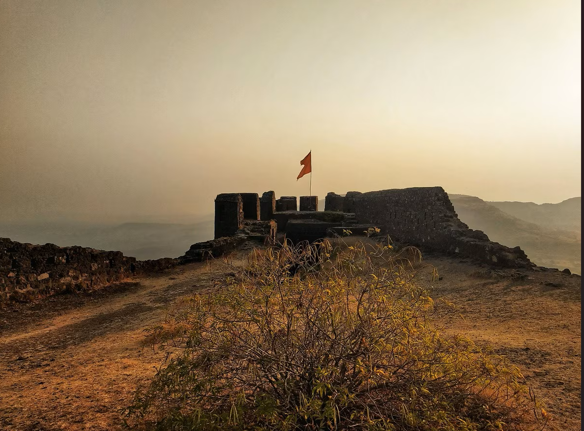 दिवेघाटावर नजर ठेवणारा पुण्याचा अनोखा गड! मल्हारगडाची रंजक कहाणी अतिरिक्त फोटो