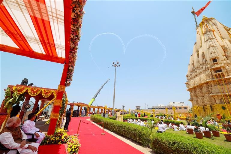 मुळांना घट्ट धरून राहिले, तरच राष्ट्र सामर्थ्य टिकवून ठेवू शकते याचे स्मरण सोमनाथचे मंदिर करून देते