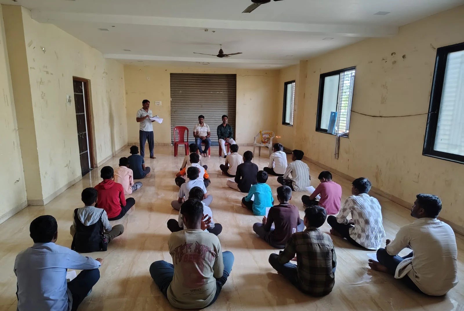 नव्या पिढीला संस्कारांचे अमृत देणारा अमृत वर्ग अतिरिक्त फोटो