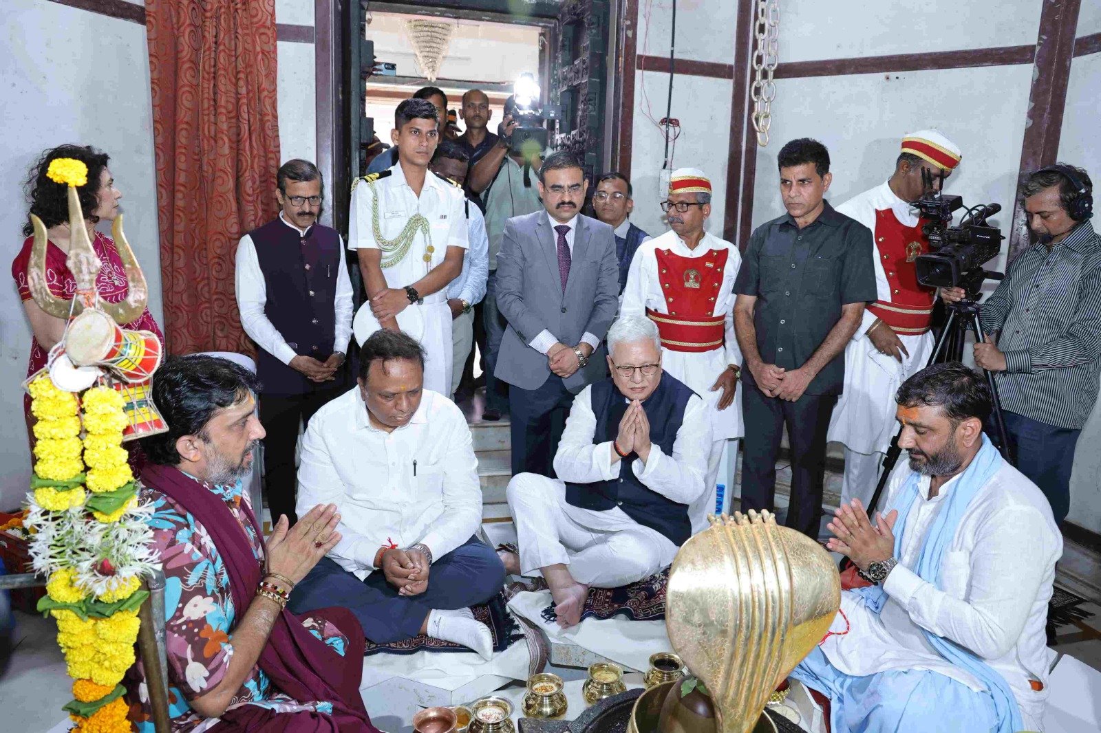 मुळांना घट्ट धरून राहिले, तरच राष्ट्र सामर्थ्य टिकवून ठेवू शकते याचे स्मरण सोमनाथचे मंदिर करून देते अतिरिक्त फोटो