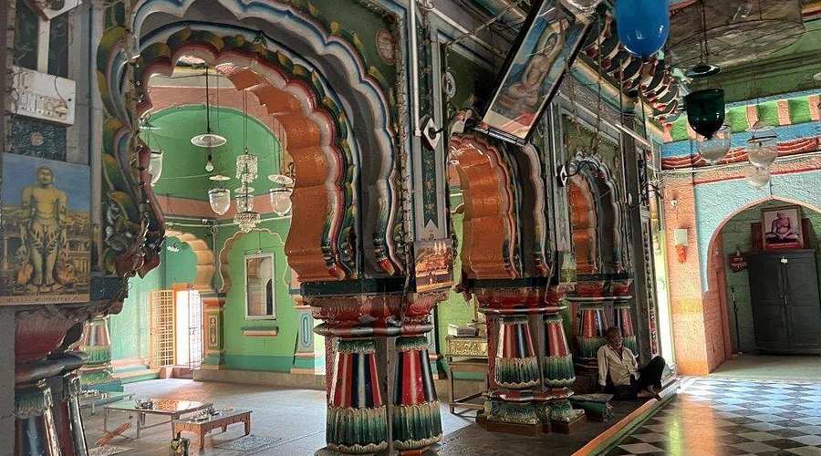 सोलापूरच्या ऐतिहासिक वारशाचा मानबिंदू: लक्ष्मी मंडई परिसरातील ८०० वर्षे जुने प्राचीन पार्श्वनाथ जैन मंदिर!
