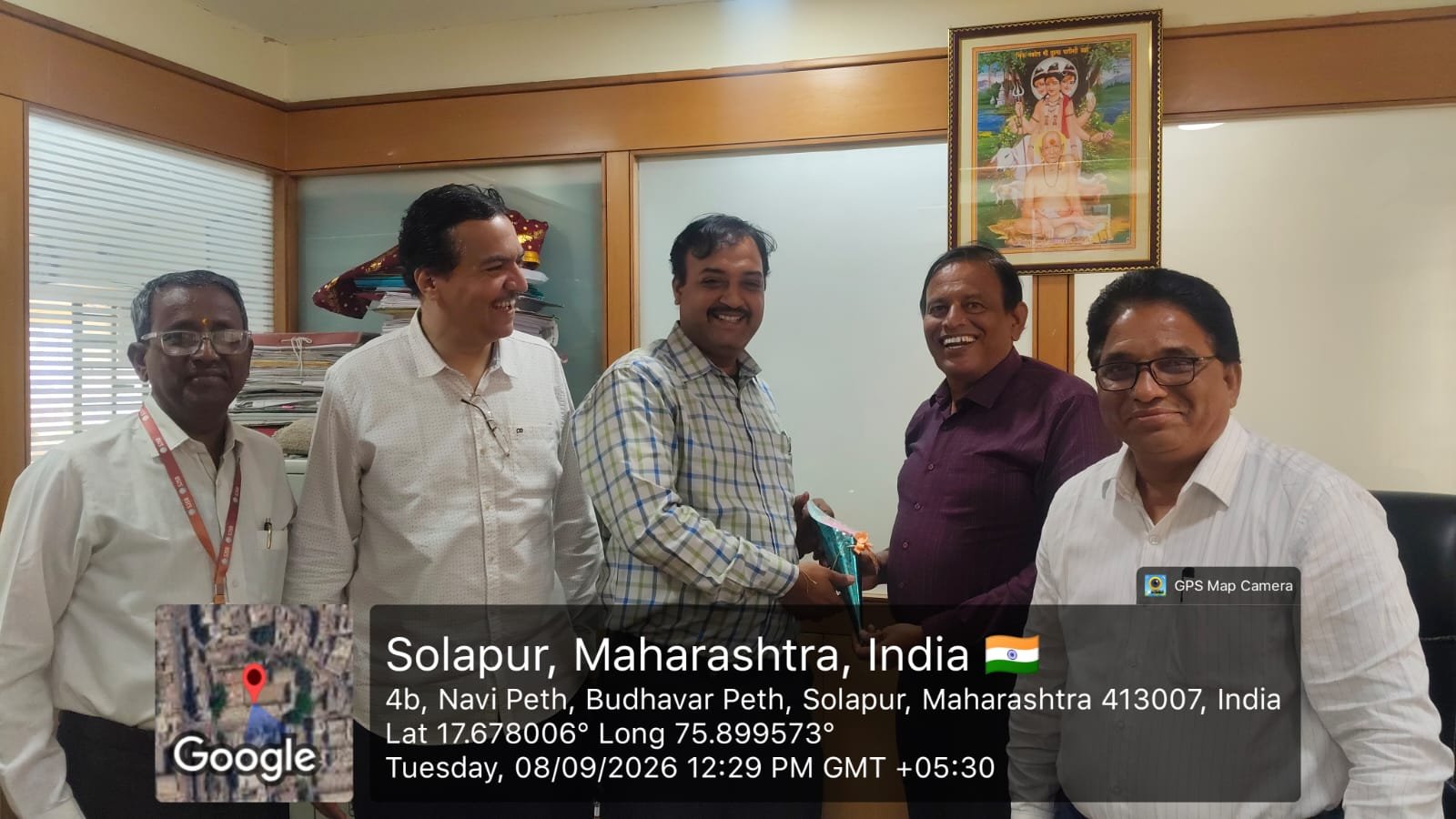 सोलापूर जनता बँकेचे मॅनेजर मकरंद जोशी यांच्याकडून 'अमृत'च्या कामाचे कौतुक; श्रेयस कुलकर्णी यांचा सन्मान !