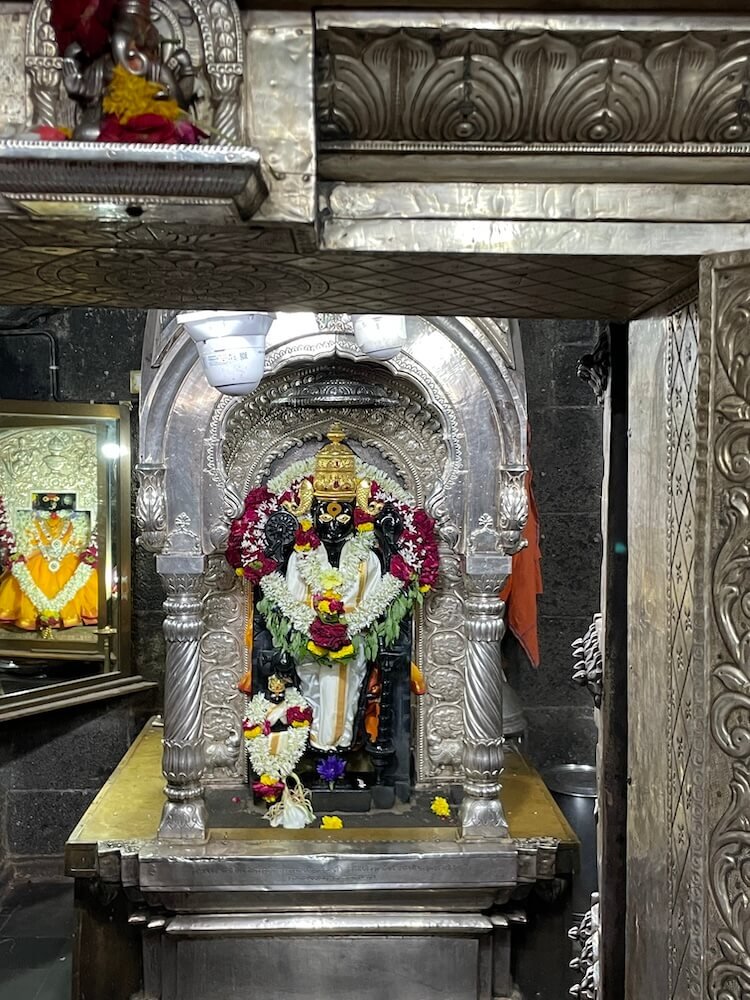 सोलापूरच्या द्वादशी क्षेत्रातील भगवंत मंदिर अतिरिक्त फोटो