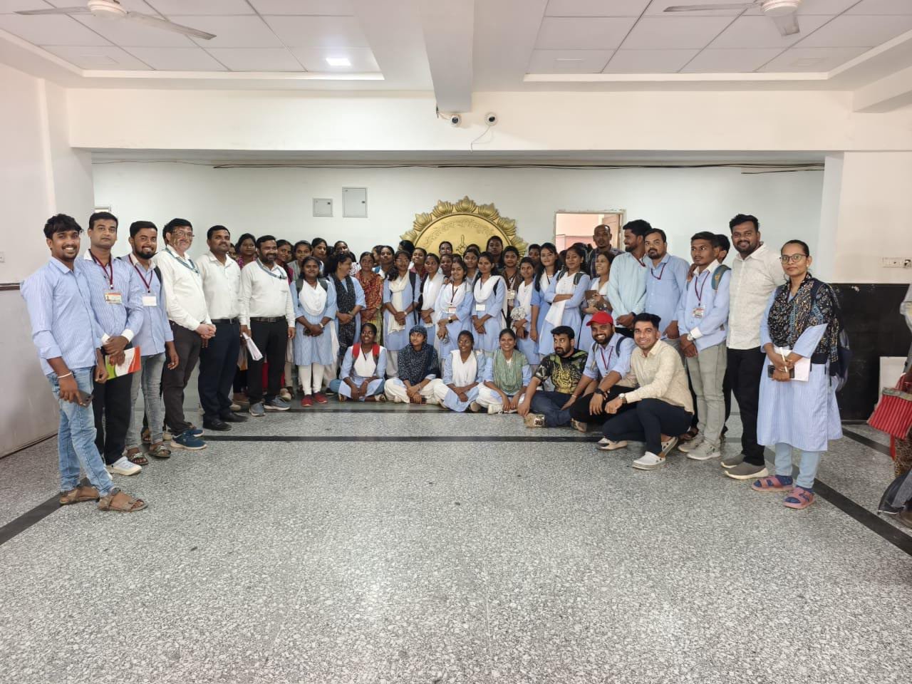 वर्धा येथे  ‘अमृत विद्यार्थी शासन संवाद सेतू’मधून विद्यार्थ्यांना प्रशासनाची प्रत्यक्ष ओळख अतिरिक्त फोटो