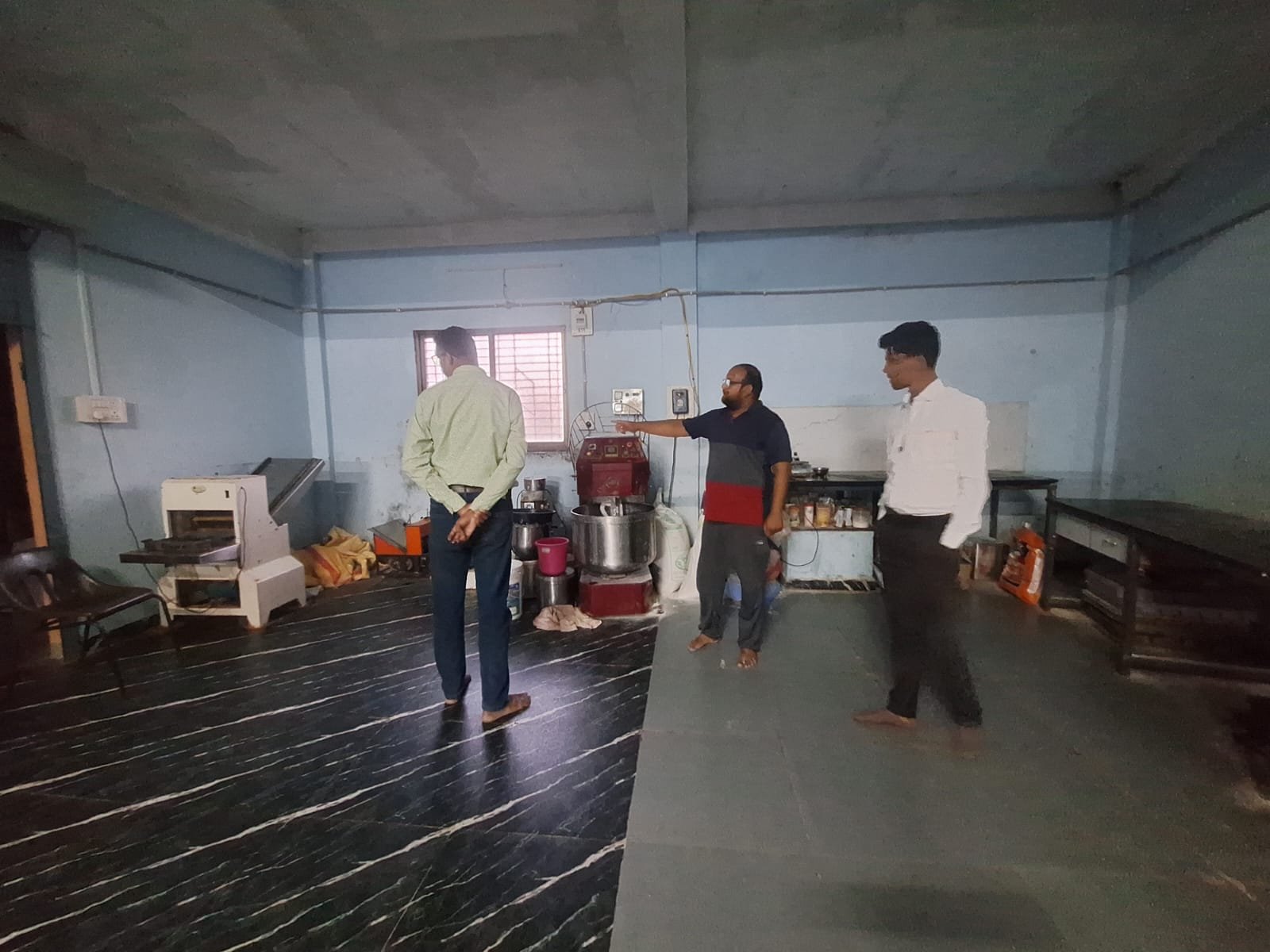 मालेगाव येथे अमृतच्या विभागीय व्यवस्थापकांची उद्योजक केदार पिंपरकर यांच्या बेकरी उद्योगास भेट अतिरिक्त फोटो